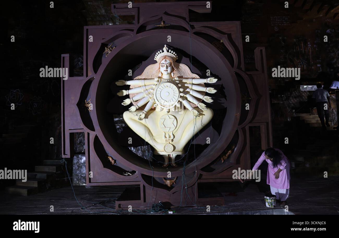 Kolkata, Bengale occidental, Inde. 12 septembre 2025. Un artisan décore dans un pandal temporaire en construction pour enseigner aux peuples les différents aspects de la biologie avec des boîtes à huile de cuisson usagées, avant le festival Durga Puja à Kolkata, en Inde, le 12 septembre 2025. Le festival annuel de Durga Puja, qui commence le 28 septembre et se termine le 2 octobre, est l'un des festivals les plus populaires pour les hindous. Dans la mythologie hindoue, la déesse hindoue Durga symbolise le pouvoir et le triomphe du bien sur le mal. (Crédit image : © Rupak de Chowdhuri/ZUMA Press Wire) USAGE ÉDITORIAL SEULEMENT ! Non destiné à des fins commerciales Banque D'Images