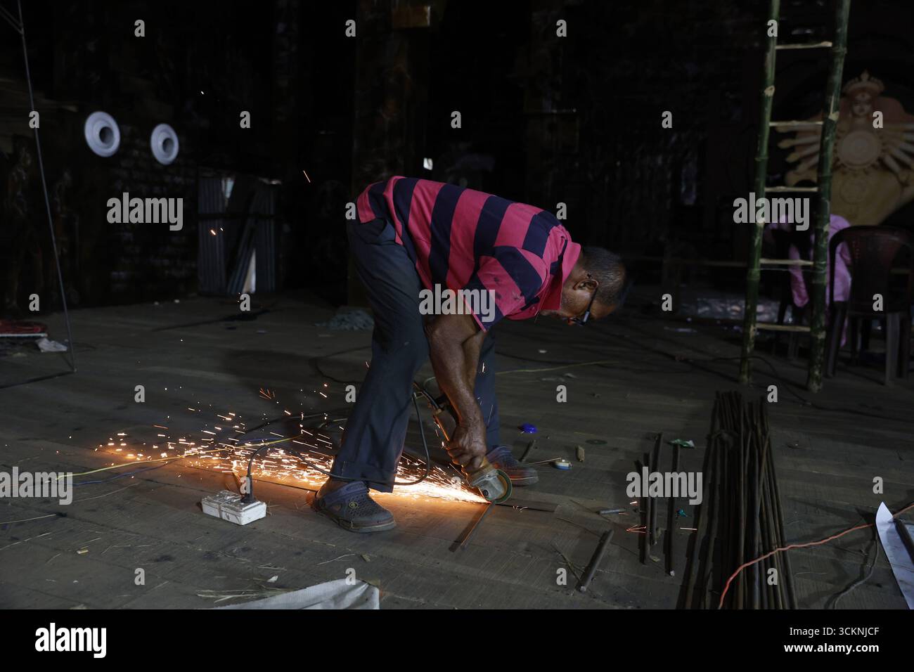 Kolkata, Bengale occidental, Inde. 12 septembre 2025. Un artisan décore dans un pandal temporaire en construction pour enseigner aux peuples les différents aspects de la biologie avec des boîtes à huile de cuisson usagées, avant le festival Durga Puja à Kolkata, en Inde, le 12 septembre 2025. Le festival annuel de Durga Puja, qui commence le 28 septembre et se termine le 2 octobre, est l'un des festivals les plus populaires pour les hindous. Dans la mythologie hindoue, la déesse hindoue Durga symbolise le pouvoir et le triomphe du bien sur le mal. (Crédit image : © Rupak de Chowdhuri/ZUMA Press Wire) USAGE ÉDITORIAL SEULEMENT ! Non destiné à des fins commerciales Banque D'Images
