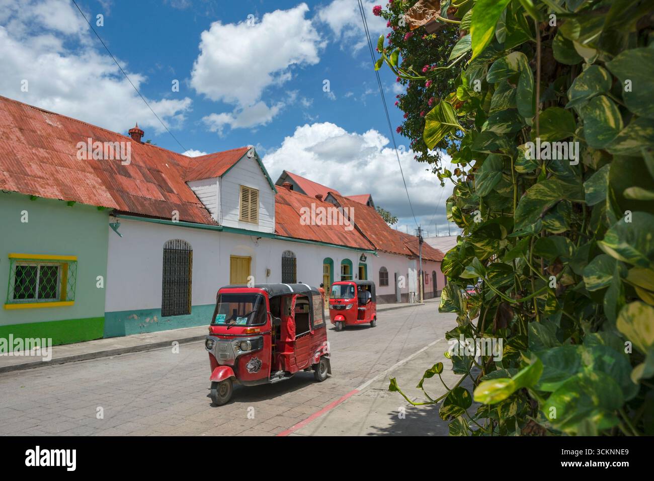 Flores, Guatemala - 14 juin 2025 : deux motos-taxis dans une rue de l'île de Flores, située dans le lac Peten Itza, Guatemala. Banque D'Images