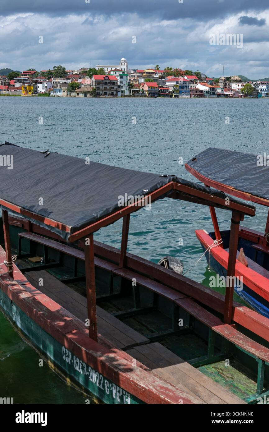 Flores, Guatemala - 15 juin 2025 : vues de l'île de Flores, située dans le lac Peten Itza, de San Miguel, Guatemala. Banque D'Images