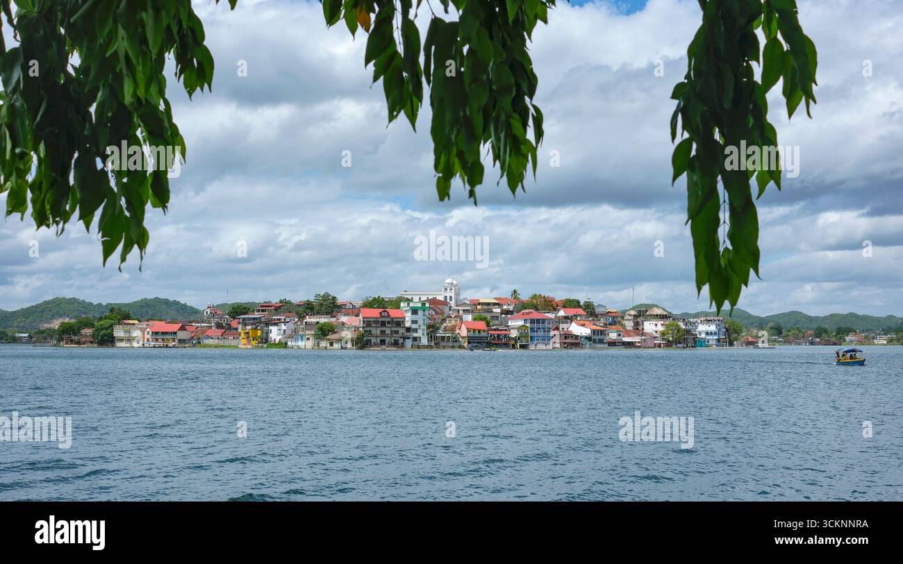 Flores, Guatemala - 15 juin 2025 : vues de l'île de Flores, située dans le lac Peten Itza, de San Miguel, Guatemala. Banque D'Images