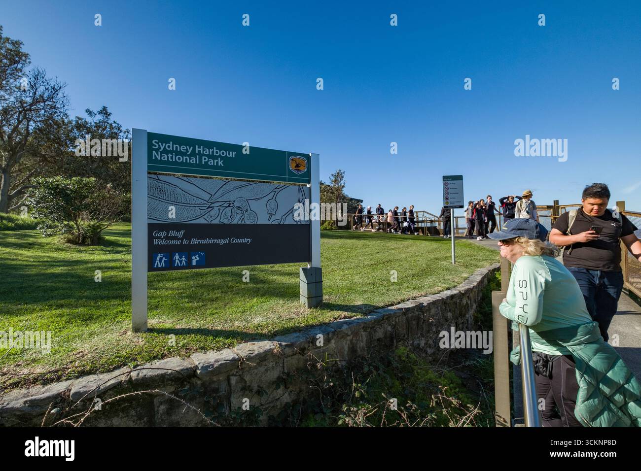 Des groupes de visiteurs explorent Gap Bluff dans le parc national du port de Sydney, profitant de la nature et des vues imprenables dans un cadre de loisirs tranquille, Watsons Banque D'Images