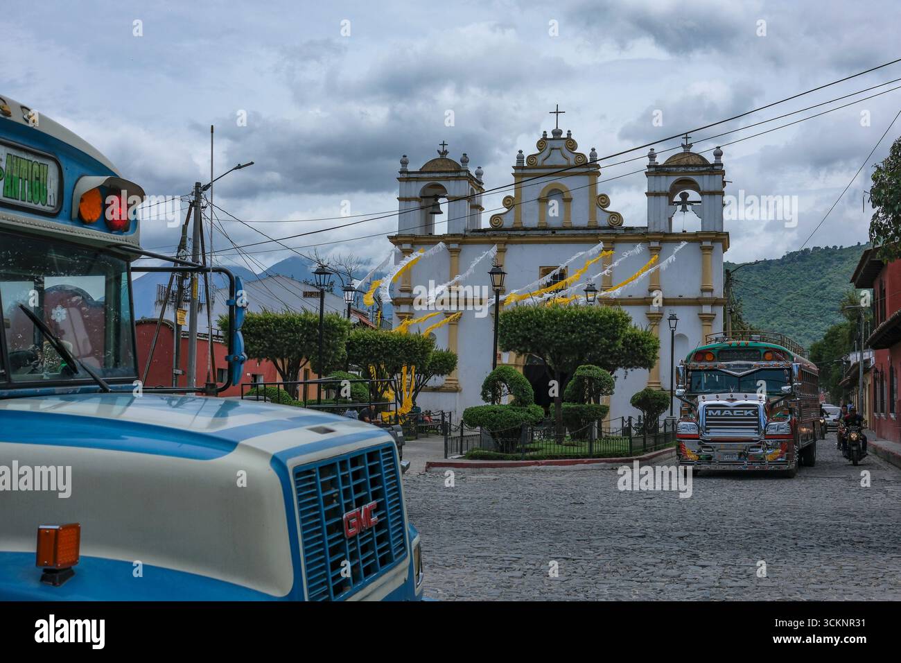 Antigua Guatemala, Guatemala - 25 juin 2025 : bus de poulet, un bus de passagers typique d'Amérique centrale, passant par l'Ermitage de Santa Lucia. Banque D'Images