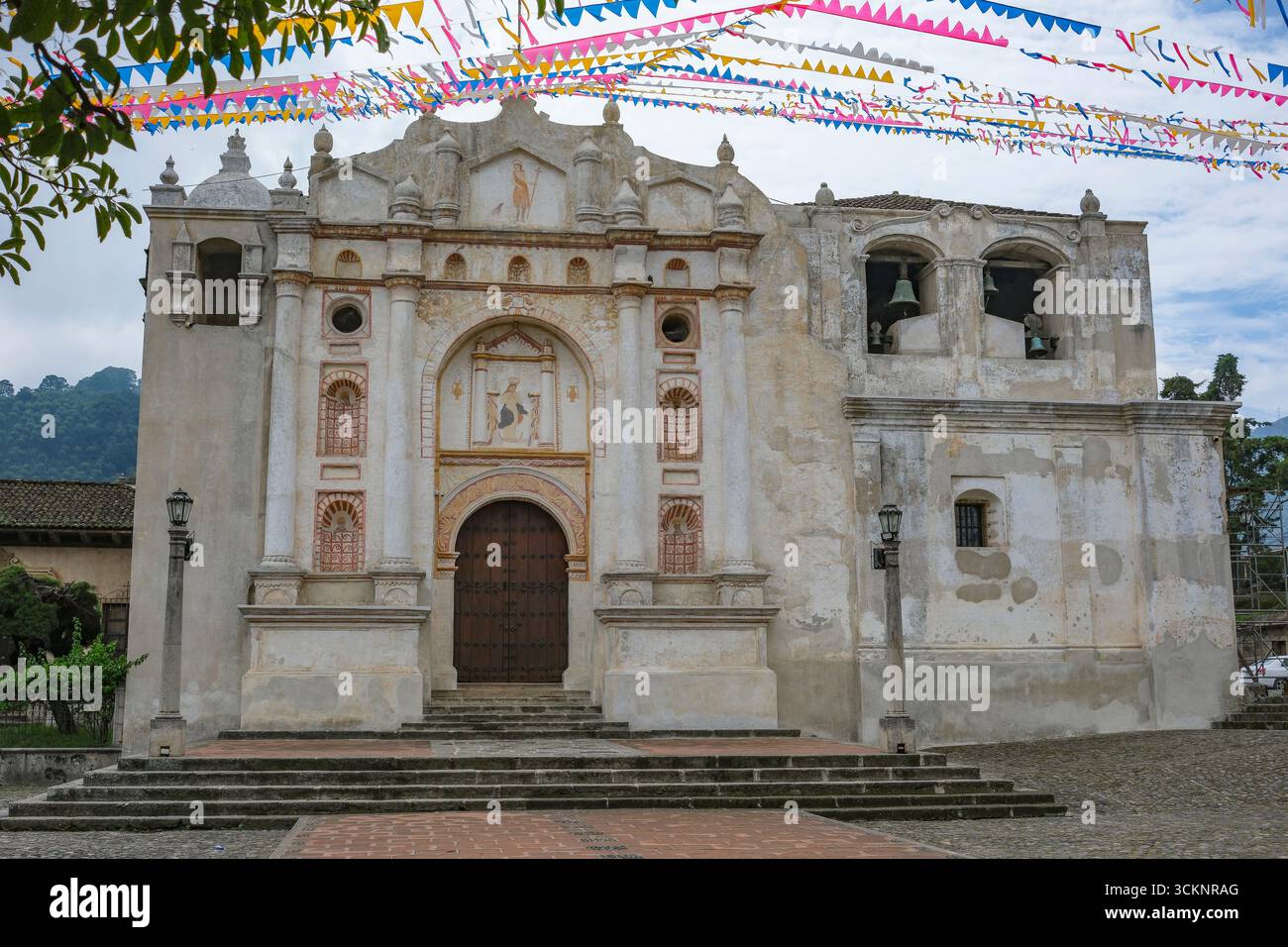 San Juan del Obispo, Guatemala - 27 juin 2025 : Église San Juan del Obispo dédiée à Saint Jean Baptiste à San Juan del Obispo, Guatemala. Banque D'Images San Juan del Obispo, Guatemala - 27 juin 2025 : Église San Juan del Obispo dédiée à Saint Jean Baptiste à San Juan del Obispo, Guatemala. Banque D'Images