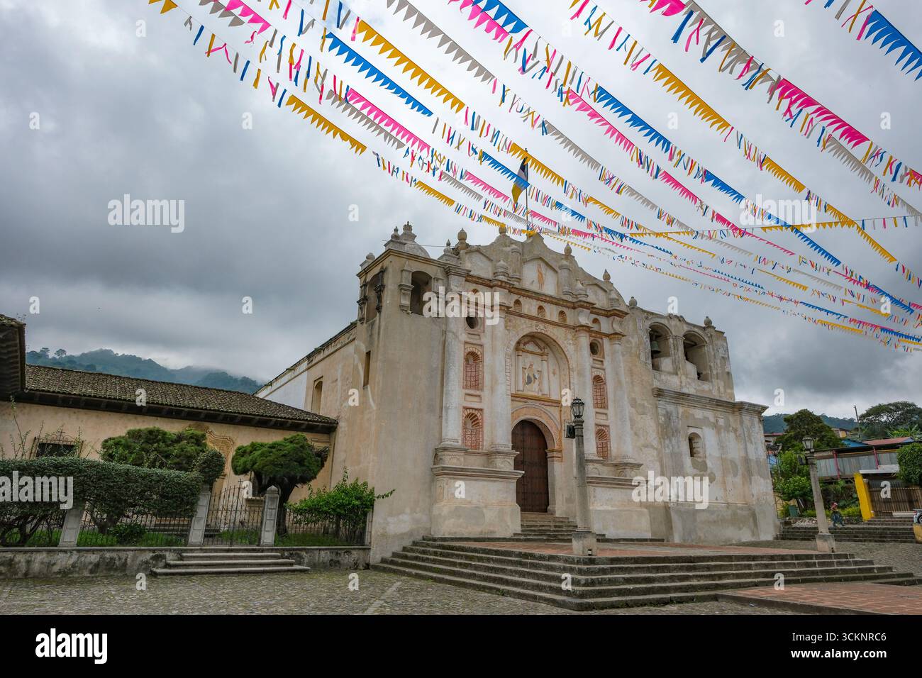San Juan del Obispo, Guatemala - 27 juin 2025 : Église San Juan del Obispo dédiée à Saint Jean Baptiste à San Juan del Obispo, Guatemala. Banque D'Images San Juan del Obispo, Guatemala - 27 juin 2025 : Église San Juan del Obispo dédiée à Saint Jean Baptiste à San Juan del Obispo, Guatemala. Banque D'Images