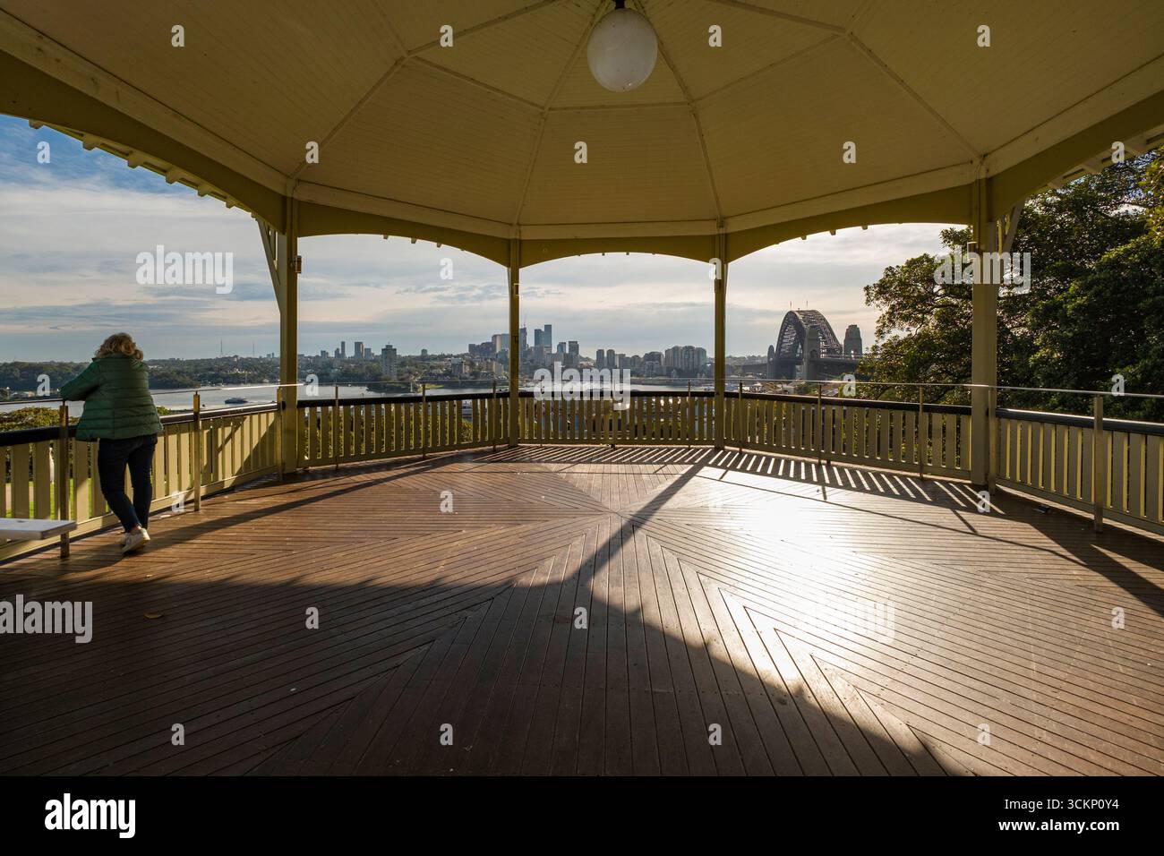 Vue panoramique depuis un belvédère capturant l'emblématique Sydney Harbour Bridge et les gratte-ciel de Sydney sous un ciel bleu, Observatory Hill Park, Millers point Banque D'Images