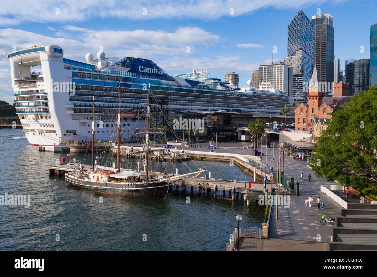 Grand bateau de croisière Carnival Adventure amarré au port pittoresque avec une goélette historique, The Rocks, Sydney Banque D'Images