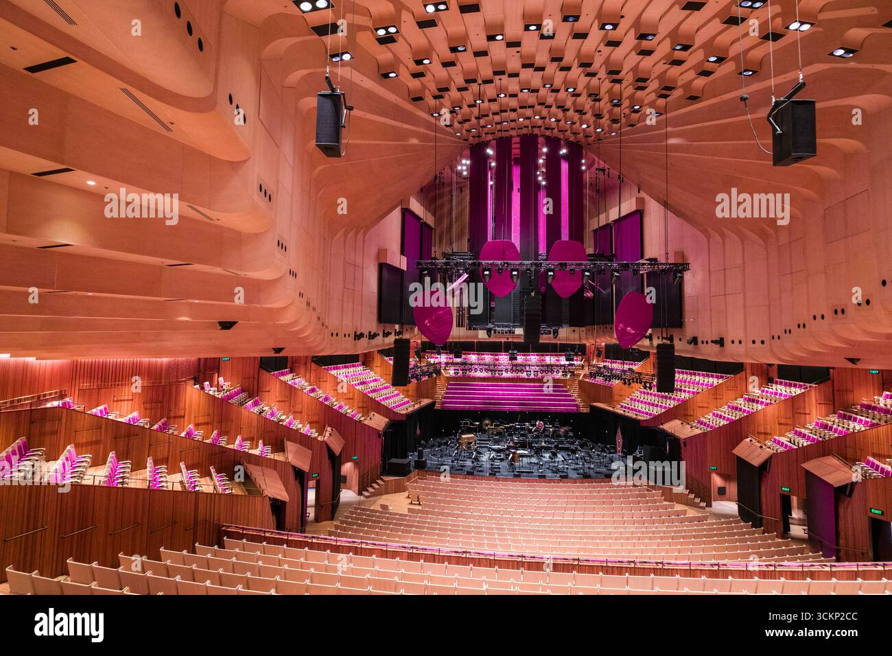 Superbe vue intérieure de la salle de concert de l'Opéra de Sydney avec rangées de sièges, couleurs éclatantes et mise en scène. Banque D'Images