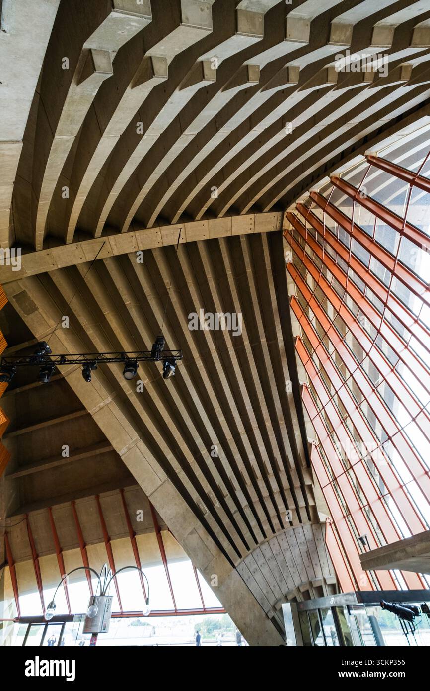 Admirez les détails structurels du plafond du centre des arts de la scène multisalles de l'Opéra de Sydney, mettant en valeur le béton préfabriqué caractéristique Banque D'Images