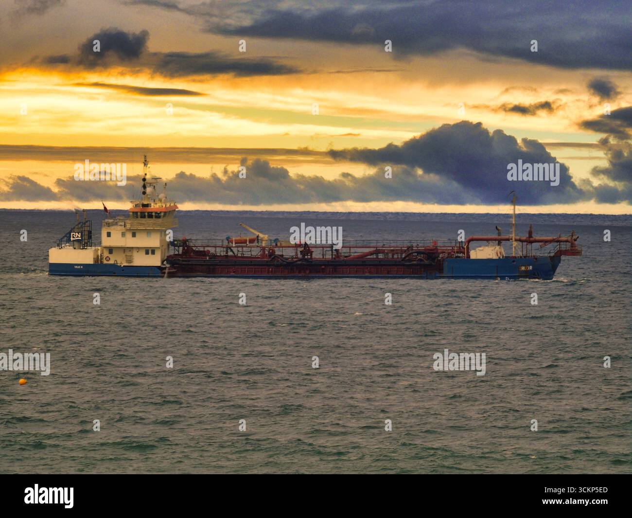 Surfers Paradise, Queensland, Australie 13th Sept., 2025 Un navire dragueur laboure le long de la côte de sable de dragage pour le remplacement plus loin sur la côte où le récent cyclone avait emporté le sable du bord de mer (gâchant les plages immaculées de Surfers Paradise Banque D'Images