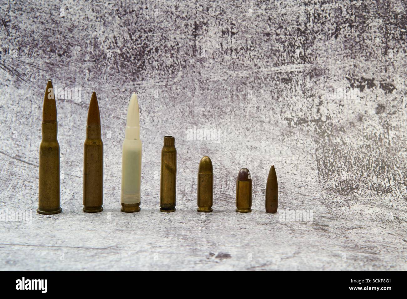 Divers types de munitions pour différentes armes disposées en rangée. Banque D'Images