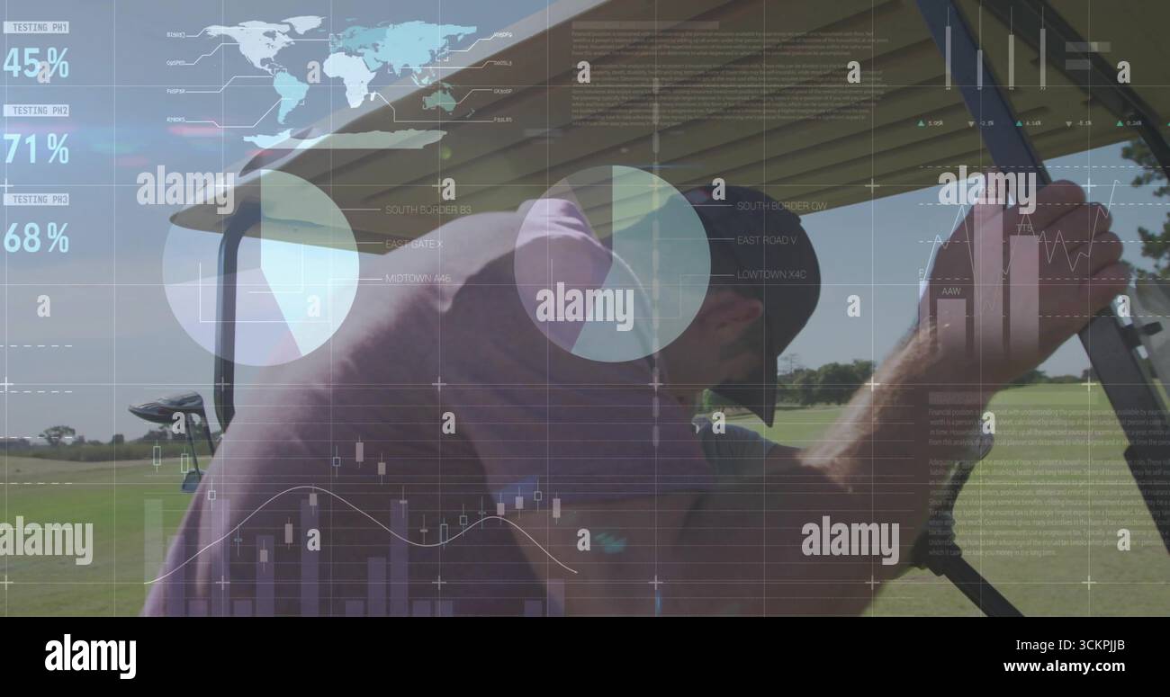 Homme penché portant casquette et polo violet saisissant le support de toit de voiturette de golf sur fairway vert Banque D'Images