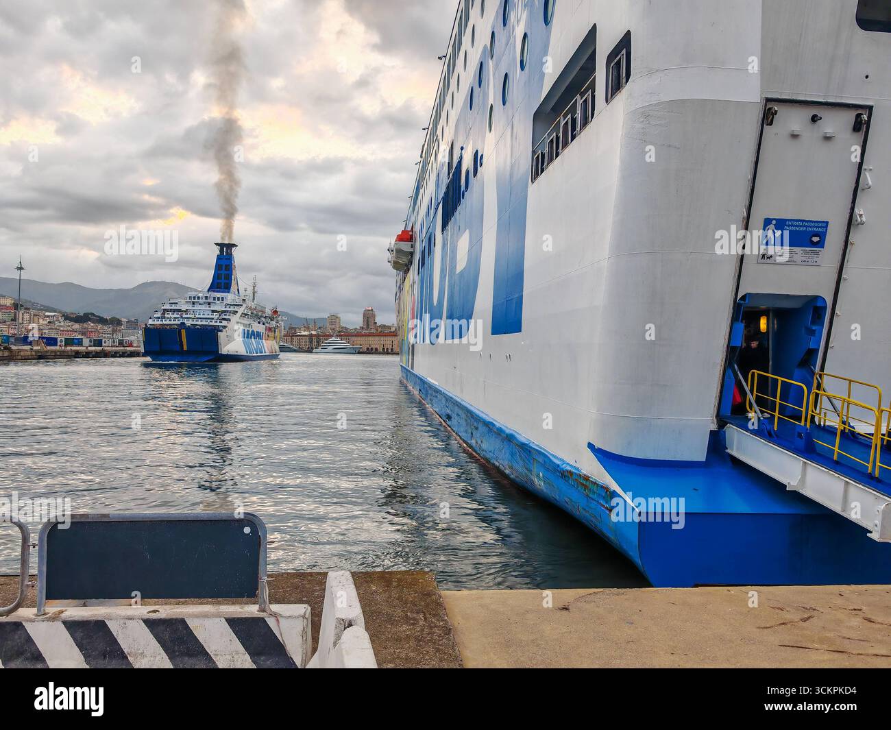 Gênes, Italie - 13 septembre 2025 : le ferry Moby Wonder est amarré dans le port de Gênes. Le navire passager et RoRo de la compagnie maritime MOBY se distingue par ses peintures de dessins animés colorés et relie les villes portuaires italiennes de la Méditerranée *** Die Autofähre Moby Wonder liegt im Hafen von Genua. DAS Passagier- und RoRo-Schiff der Reederei Moby fällt durch bunte Cartoon-Bemalungen auf und verbindet italienische Hafenstädte im Mittelmeer Banque D'Images