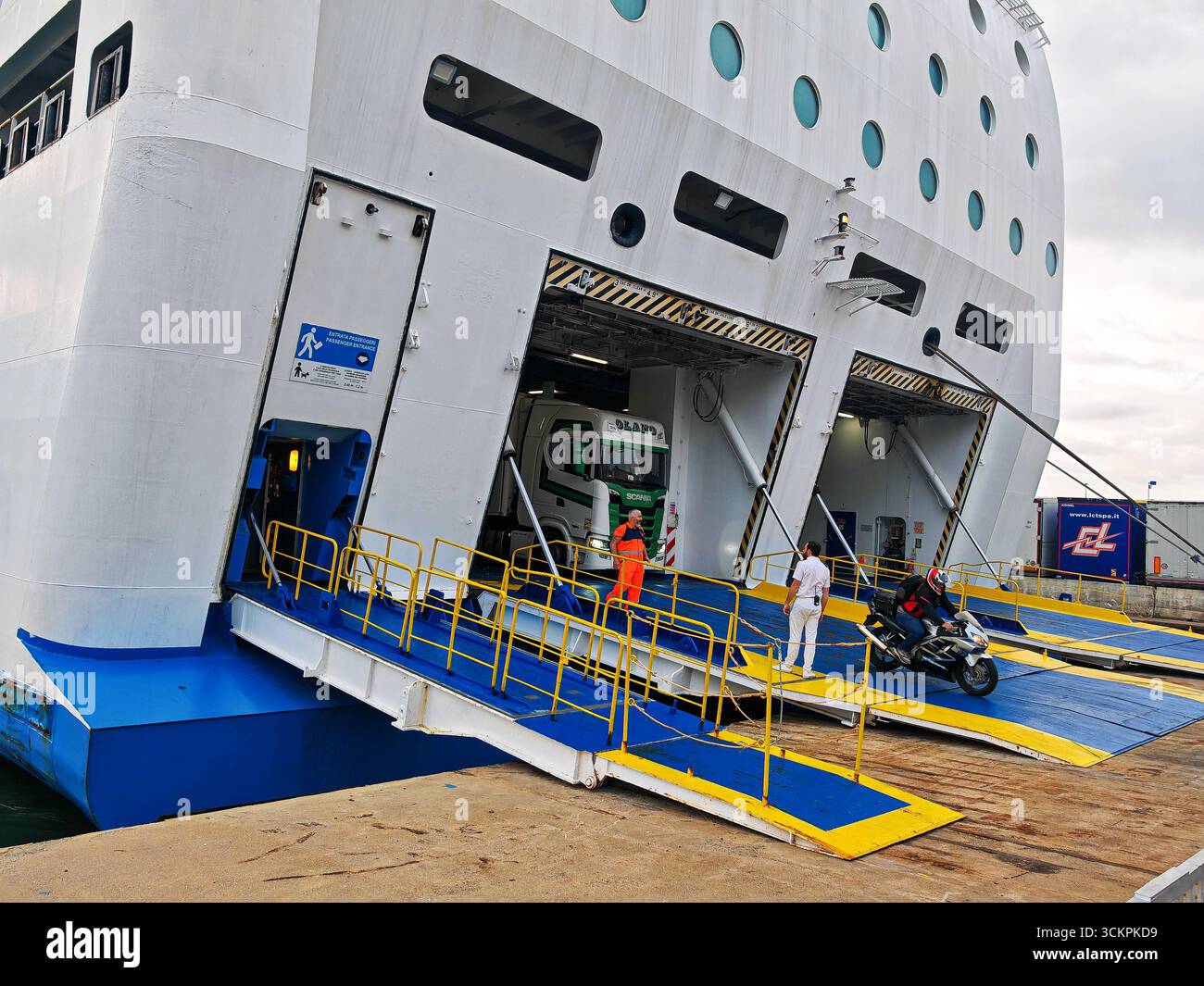 Gênes, Italie - 13 septembre 2025 : touristes, voitures et camions quittent le ferry Moby Wonder dans le port de Gênes. Le navire RoRo exploité par la compagnie maritime MOBY transporte passagers et véhicules sur les routes méditerranéennes *** Touristen, Autos und Lkws verlassen die Autofähre Moby Wonder im Hafen von Genua. DAS RoRo-Schiff der Reederei Moby dient dem Passagier- und Fahrzeugtransport auf Mittelmeer-Routen Banque D'Images