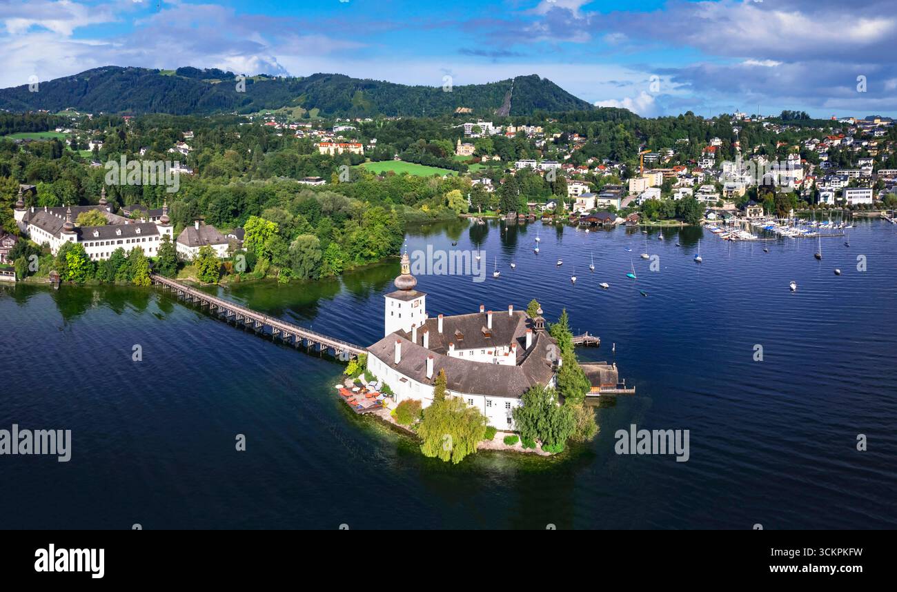 Autriche tourisme et lieux pittoresques. Beau château blanc Ort (Schloss Ort) au milieu du lac Traunsee, à Gmunden ville Banque D'Images