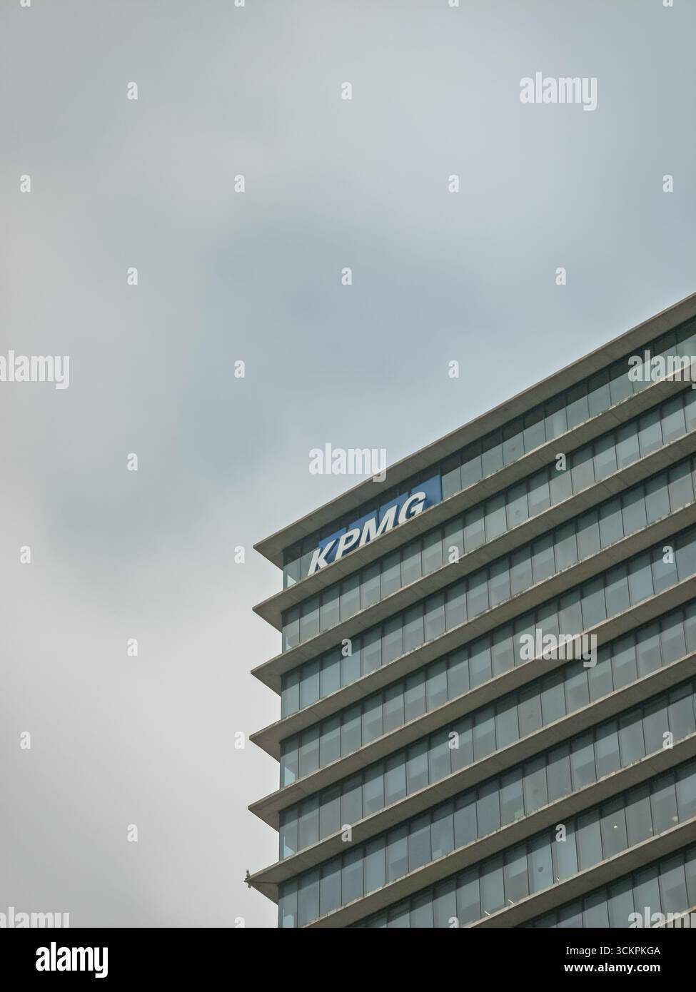 Barcelone, Espagne. 12 septembre 2025, bâtiment KPMG s'élevant à Barcelone sous ciel nuageux Banque D'Images