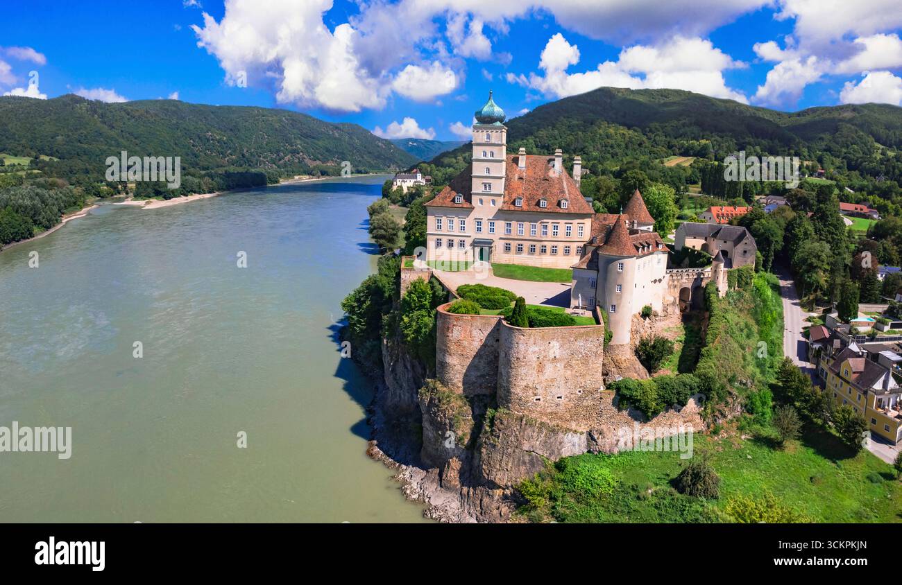 Tourisme et monuments de basse-Autriche. Schonbuhel Aggsbach, Château de Schonbuhe dans la vallée de la Wachau, croisière sur le Danube. vue panoramique sur drone aérien Banque D'Images