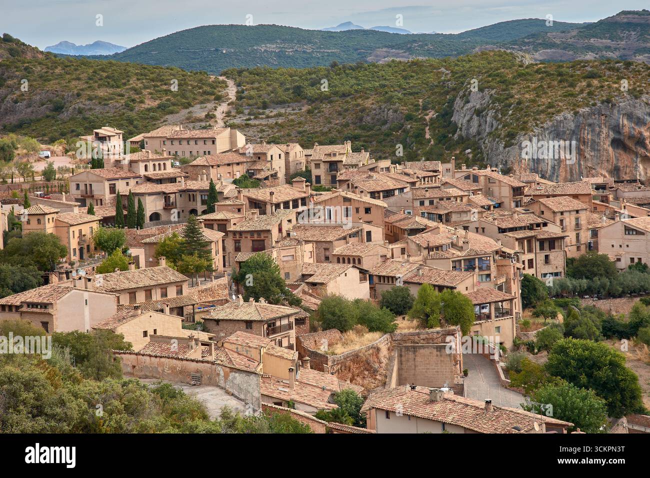 Une vue panoramique sur Alquezar, un village médiéval espagnol dans la province de Huesca, avec ses maisons en pierre aux tons chauds et ses toits en argile Banque D'Images