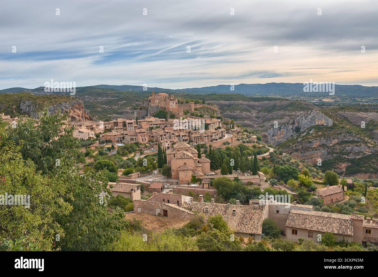 Une vue panoramique sur Alquezar, un village médiéval espagnol dans la province de Huesca, avec ses maisons en pierre aux tons chauds et ses toits en argile Banque D'Images