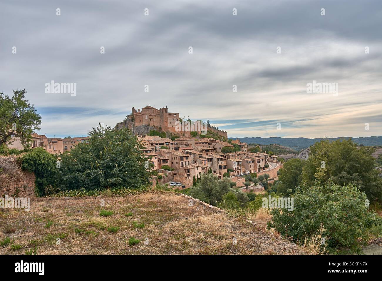 Une vue panoramique sur Alquezar, un village médiéval espagnol dans la province de Huesca, avec ses maisons en pierre aux tons chauds et ses toits en argile Banque D'Images