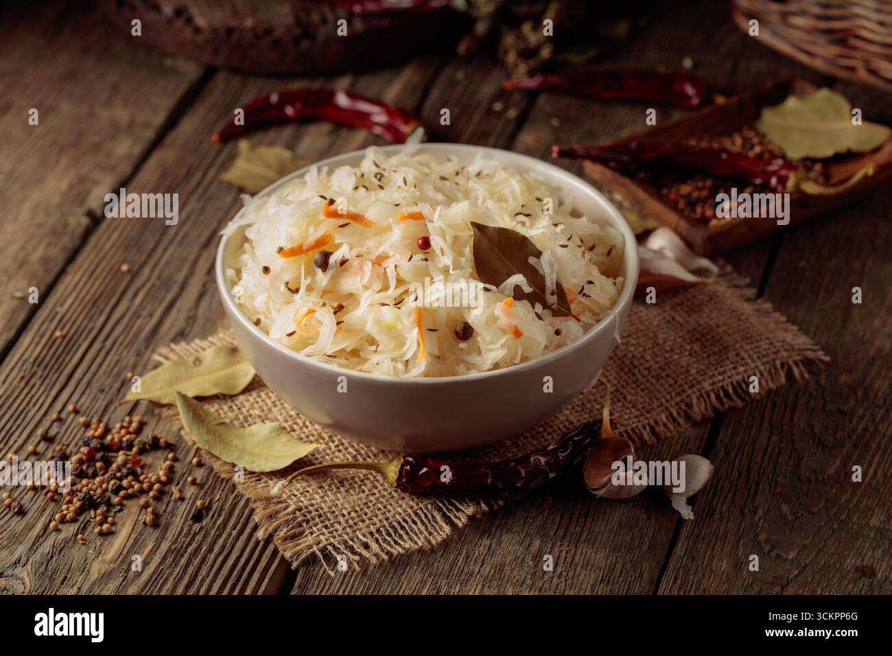 Choucroute allemande traditionnelle avec des épices sur une vieille table rustique en bois. Banque D'Images