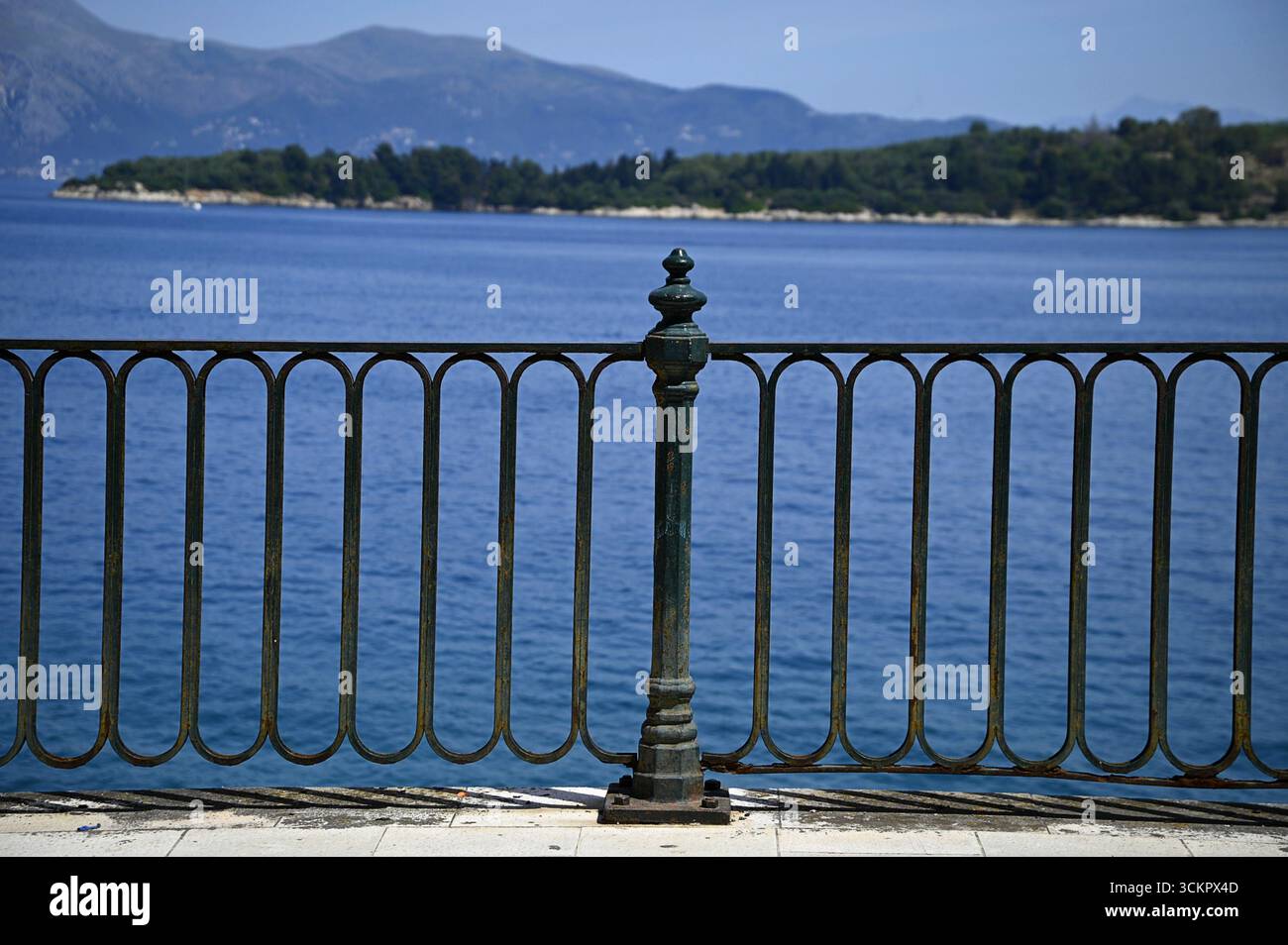 Balustrade en fer forgé artisanal antique le long de la rue Arseniou dans le vieux quartier de Mouragia sur l'île de Corfou, en Grèce. Banque D'Images