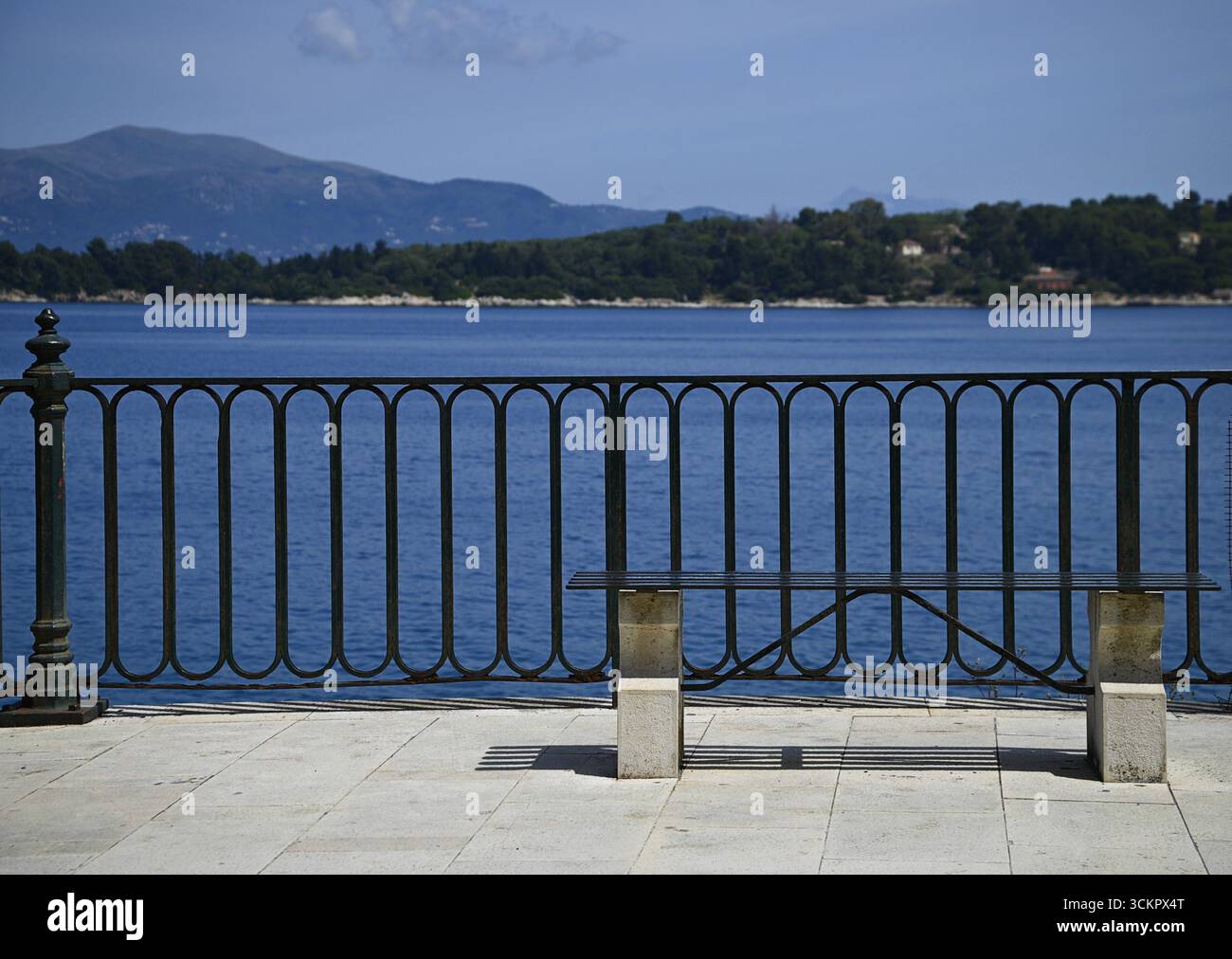 Balustrade en fer forgé artisanal antique le long de la rue Arseniou dans le vieux quartier de Mouragia sur l'île de Corfou, en Grèce. Banque D'Images