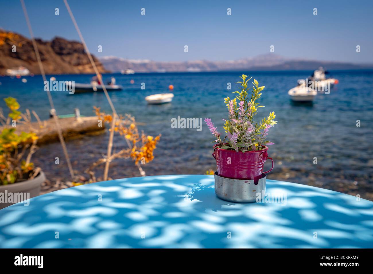 Thirasia, Grèce - table au restaurant au bord de l'eau Banque D'Images