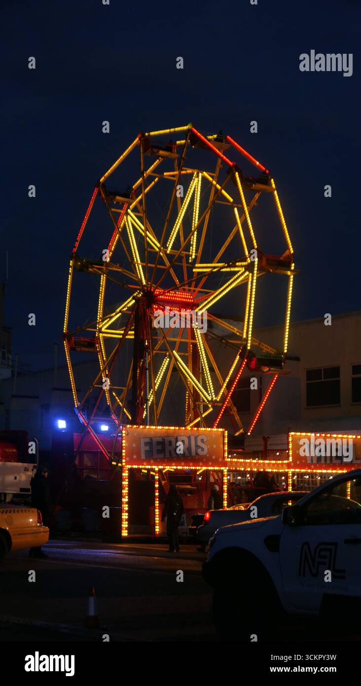 Ensemble de films. Le nouveau champ de foire de Brighton converti en champ de foire de Gotham City pour le tournage de scènes nocturnes de Clayface, 2025, un film de Warner Bros. Banque D'Images
