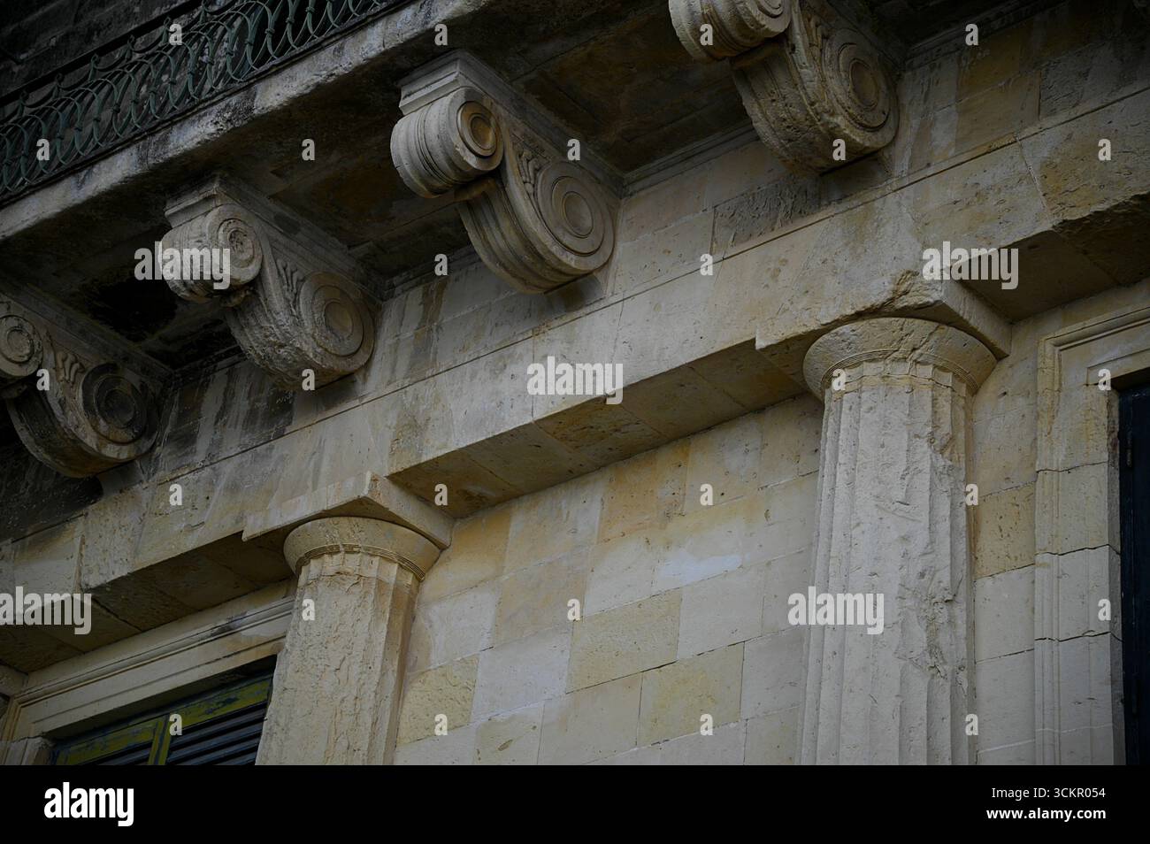 Renouveau grec de l'architecture néoclassique sur la façade du Palais de réunifiMichael et réunifiez George un monument historique de l'île de Corfou en Grèce. Banque D'Images