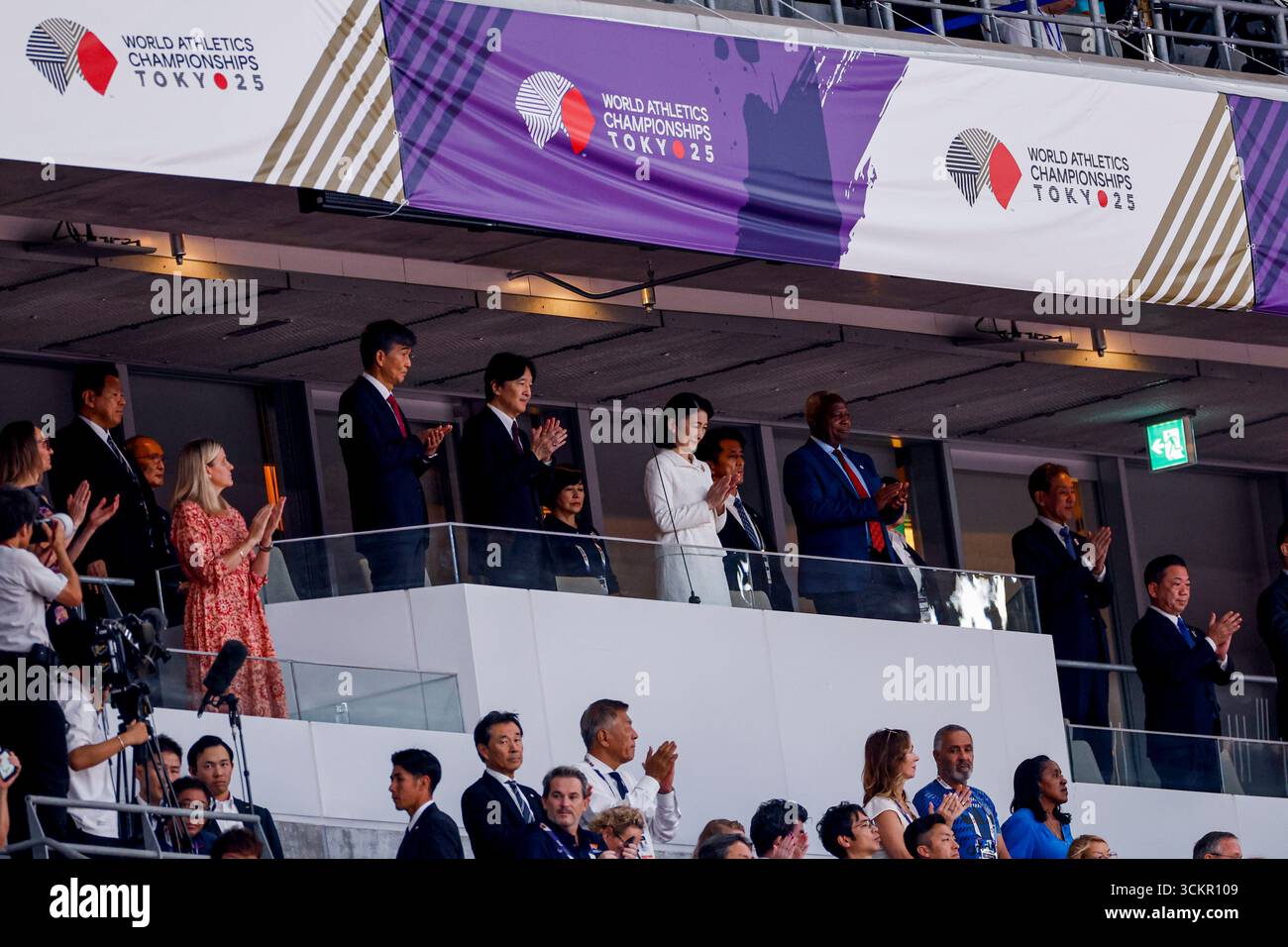 L'empereur Naruhito du Japon et l'impératrice Masako Owada du Japon applaudissent lors des Championnats du monde d'athlétisme Tokyo 2025 du jour 1 au stade national du Japon le 13 septembre 2025 à Tokyo, Japon. (Crédit : Marcel ter bals/MTB-photo/Alamy Live News) Banque D'Images