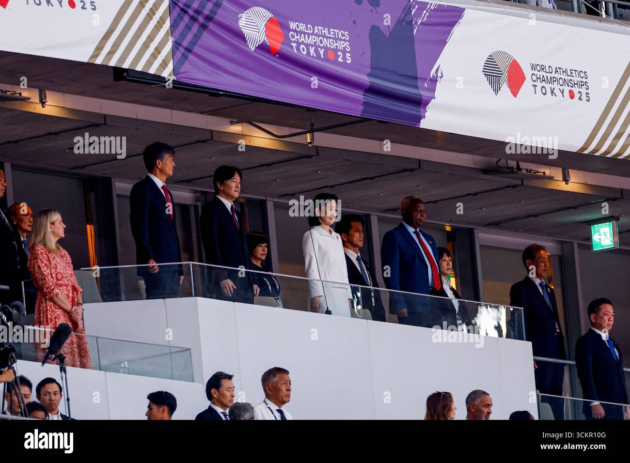 L'empereur Naruhito du Japon et l'impératrice Masako Owada du Japon regardent lors des Championnats du monde d'athlétisme Tokyo 2025 du jour 1 au stade national du Japon le 13 septembre 2025 à Tokyo, Japon. (Crédit : Marcel ter bals/MTB-photo/Alamy Live News) Banque D'Images