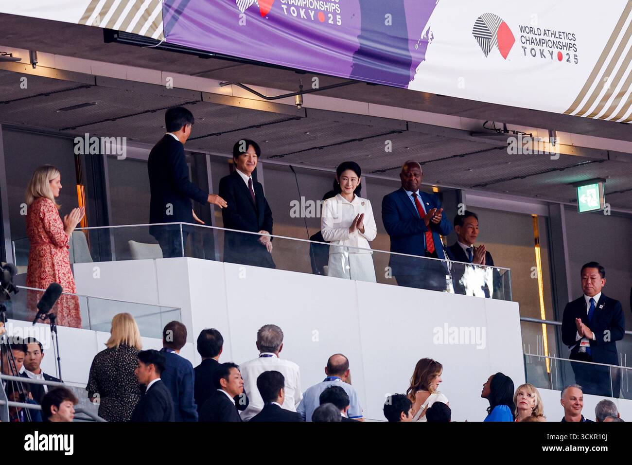L'empereur Naruhito du Japon et l'impératrice Masako Owada du Japon regardent lors des Championnats du monde d'athlétisme Tokyo 2025 du jour 1 au stade national du Japon le 13 septembre 2025 à Tokyo, Japon. (Crédit : Marcel ter bals/MTB-photo/Alamy Live News) Banque D'Images