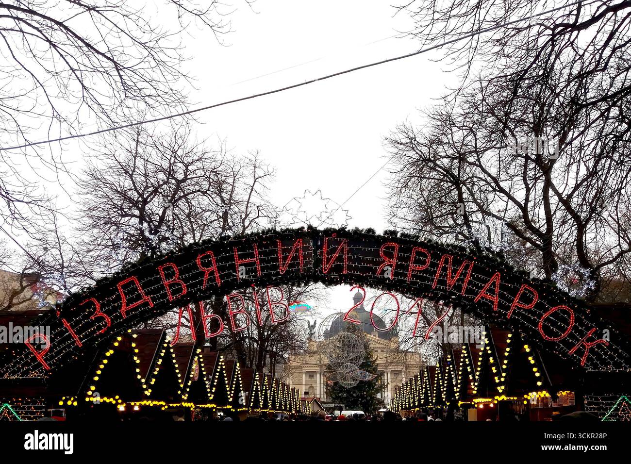 Régalez-vous dans l'atmosphère enchanteresse d'une foire de Noël à Lviv, remplie de lumières étincelantes et de joyeuses décorations de vacances, créant une vint magique Banque D'Images