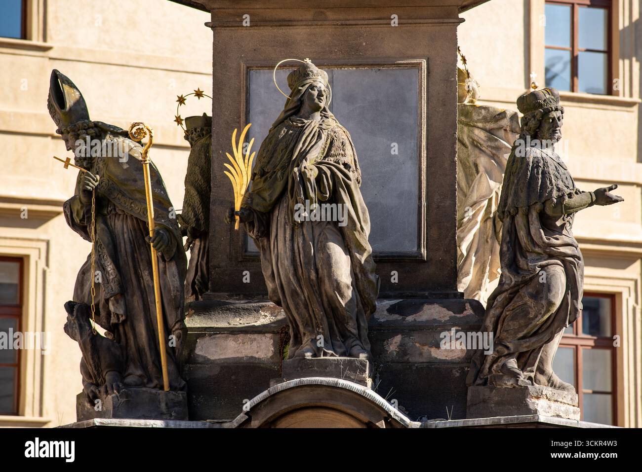 Détails de façade sur l'église Saint-Nicolas, église catholique romaine baroque dans le quartier Mala Strana à Prague, République tchèque le 5 mars 2025 Banque D'Images