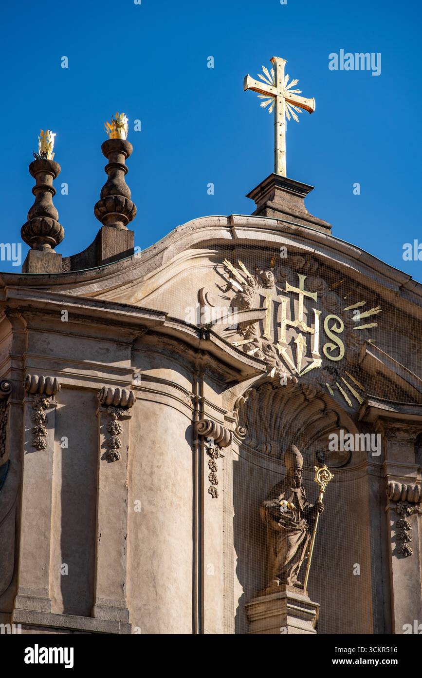 Détails de façade sur l'église Saint-Nicolas, église catholique romaine baroque dans le quartier Mala Strana à Prague, République tchèque le 5 mars 2025 Banque D'Images