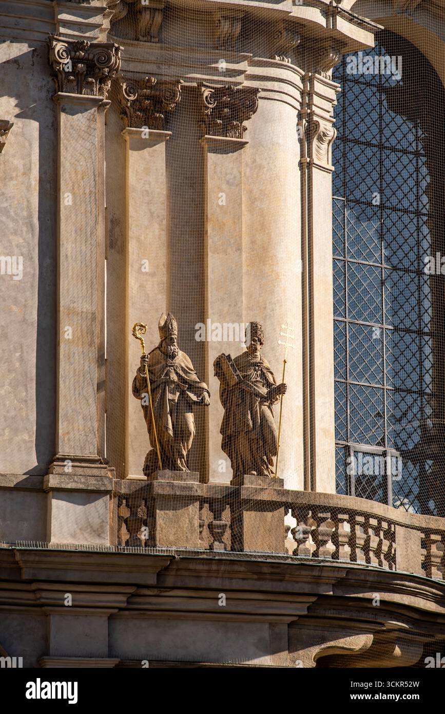 Détails de façade sur l'église Saint-Nicolas, église catholique romaine baroque dans le quartier Mala Strana à Prague, République tchèque le 5 mars 2025 Banque D'Images