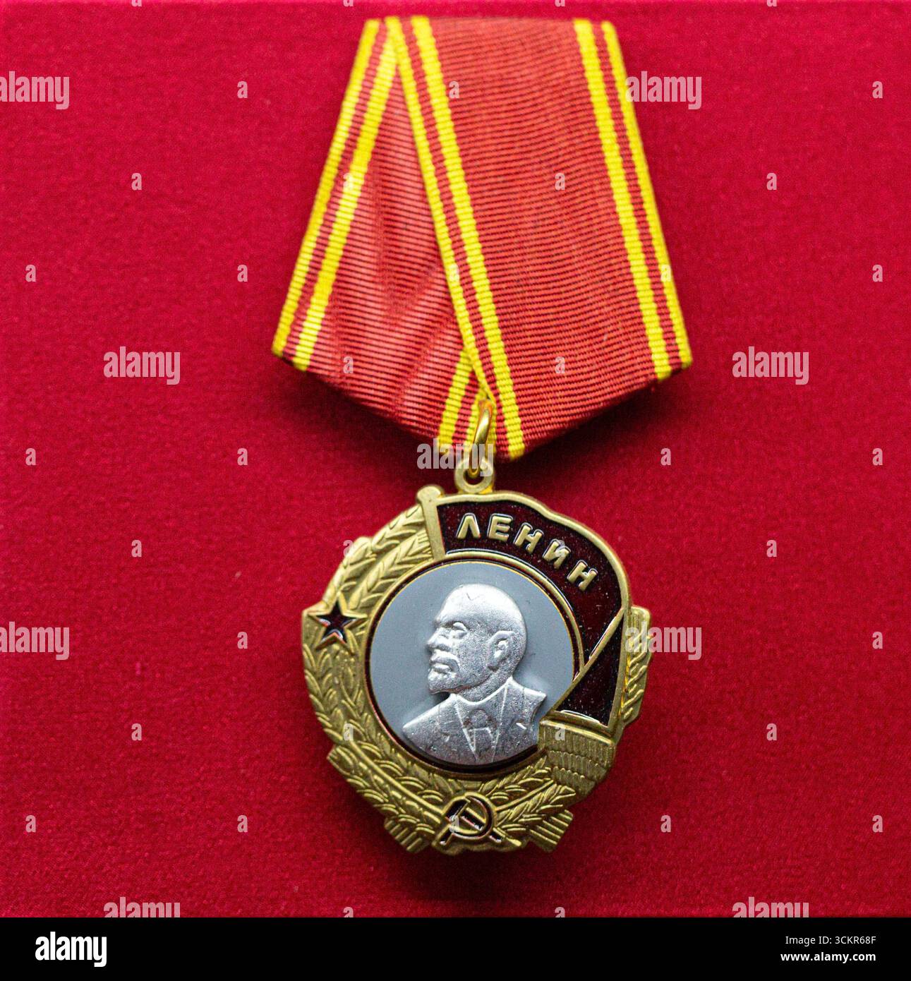 Ordre de lénine, plus haute distinction civile de l'union soviétique, représentant un portrait de vladimir lénine, affiché sur un fond rouge Banque D'Images