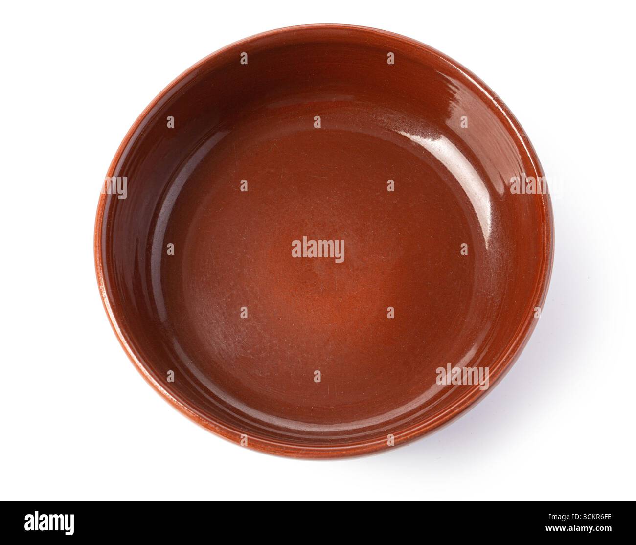 Bol en terre cuite vide rustique isolé sur fond blanc, vu d'en haut Banque D'Images