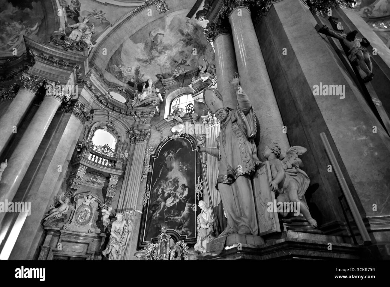 Intérieur de l'église Saint-Nicolas, église catholique romaine baroque dans le district de Mala Strana à Prague, République tchèque, le 10 janvier 2024 Banque D'Images