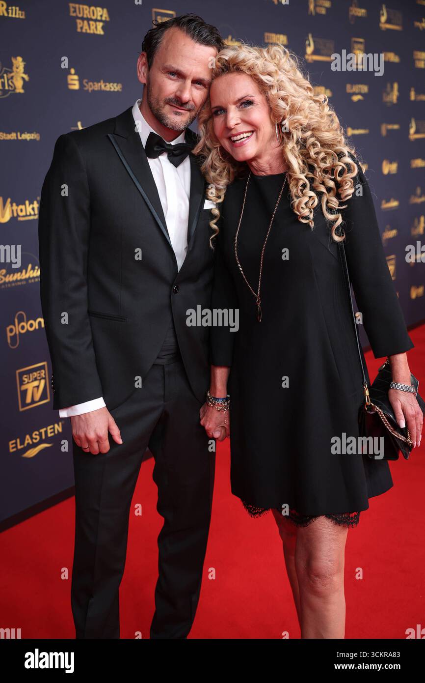 Goldene Henne 2025 Roter Teppich Roter Teppich David Böthig und Victoria Herrmann Goldene Henne 2025, 12.09.2025, Leipzig *** Goldene Henne 2025 tapis rouge tapis rouge David Böthig et Victoria Herrmann Goldene Henne 2025, 12 09.2025, Leipzig Copyright : xEventpressxFuhrx Banque D'Images