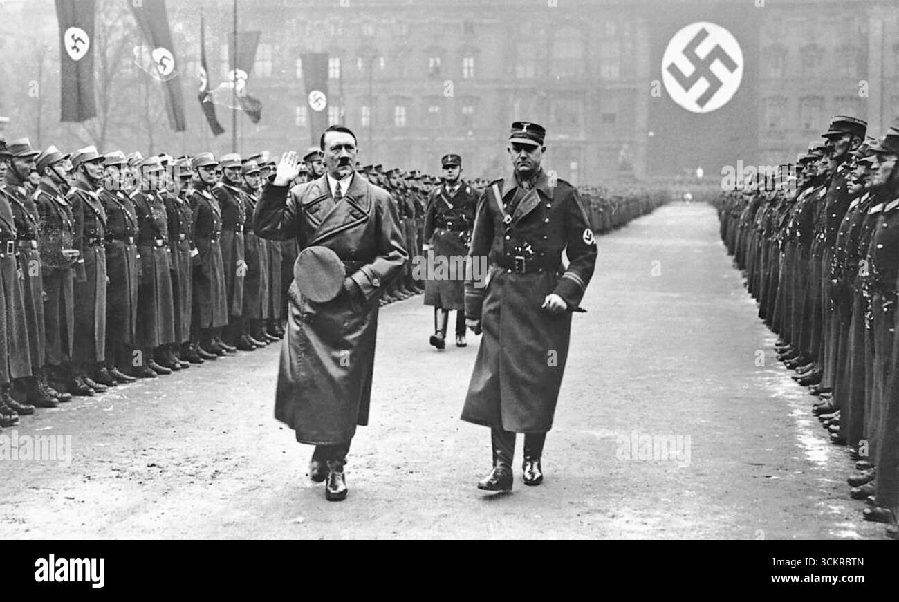 ADOLF HITLER (1889-1945) chef nazi donnant le salut vers 1941 Banque D'Images