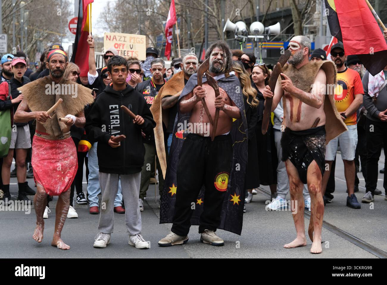 Des autochtones dirigent une manifestation contre le racisme à Melbourne, Victoria, Australie Banque D'Images