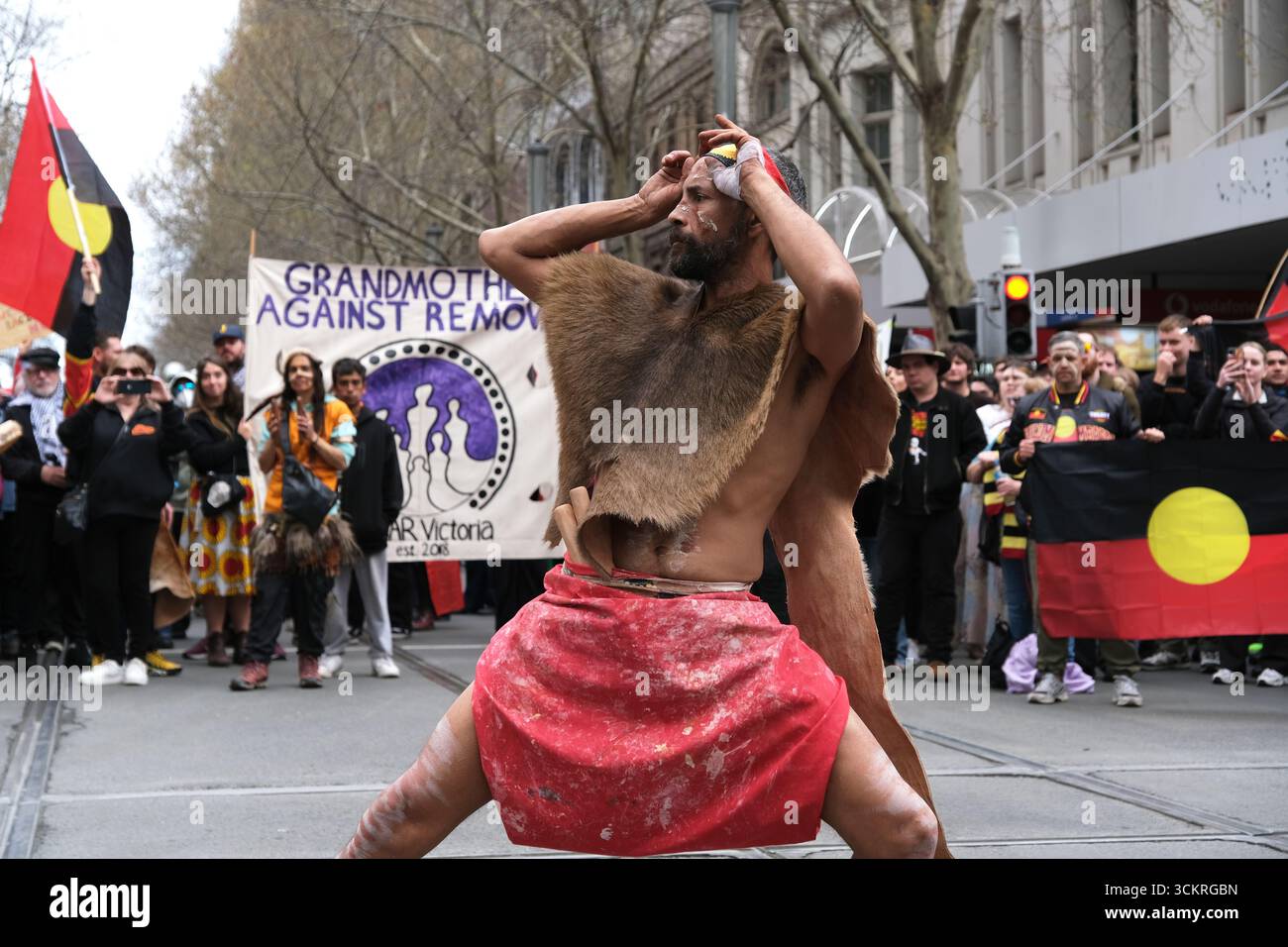 Des danseurs aborigènes se produisent lors d'une manifestation contre le racisme à Melbourne, Victoria, Australie Banque D'Images