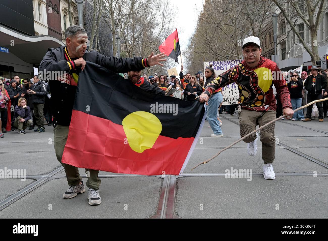 Des danseurs aborigènes se produisent lors d'une manifestation contre le racisme à Melbourne, Victoria, Australie Banque D'Images
