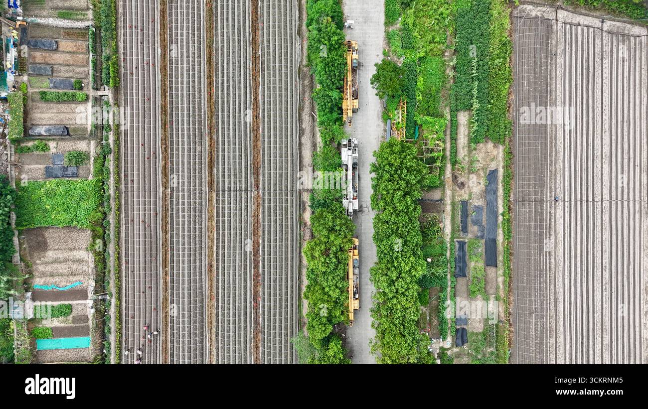 Vue aérienne des terres agricoles avec des voies ferrées Banque D'Images Vue aérienne des terres agricoles avec des voies ferrées Banque D'Images
