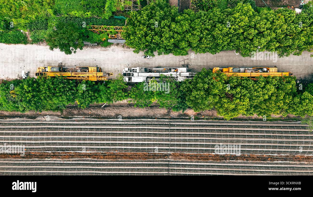 Vue aérienne des terres agricoles avec des voies ferrées Banque D'Images Vue aérienne des terres agricoles avec des voies ferrées Banque D'Images