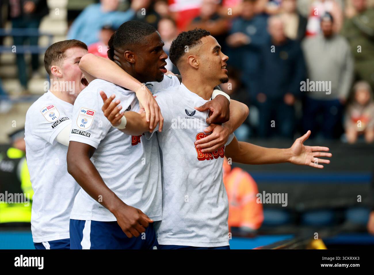 Lewis Dobbin de Preston North End (à droite) célèbre son premier but avec Thierry Small de Preston North End (à gauche) lors du Sky Bet Championship match à Deepdale, Preston. Date de la photo : samedi 13 septembre 2025. Banque D'Images