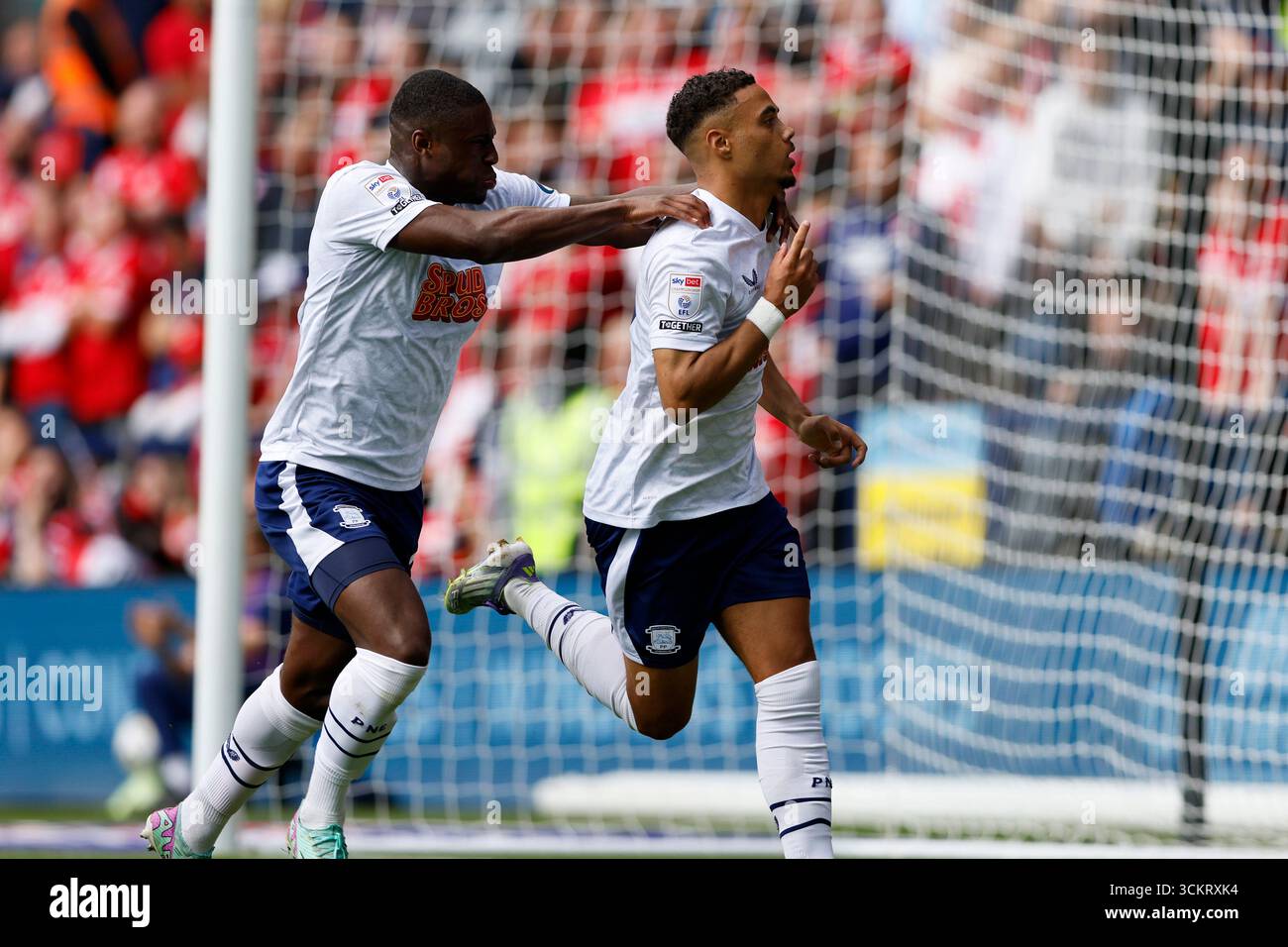 Lewis Dobbin de Preston North End (à droite) célèbre son premier but avec Thierry Small de Preston North End (à gauche) lors du Sky Bet Championship match à Deepdale, Preston. Date de la photo : samedi 13 septembre 2025. Banque D'Images