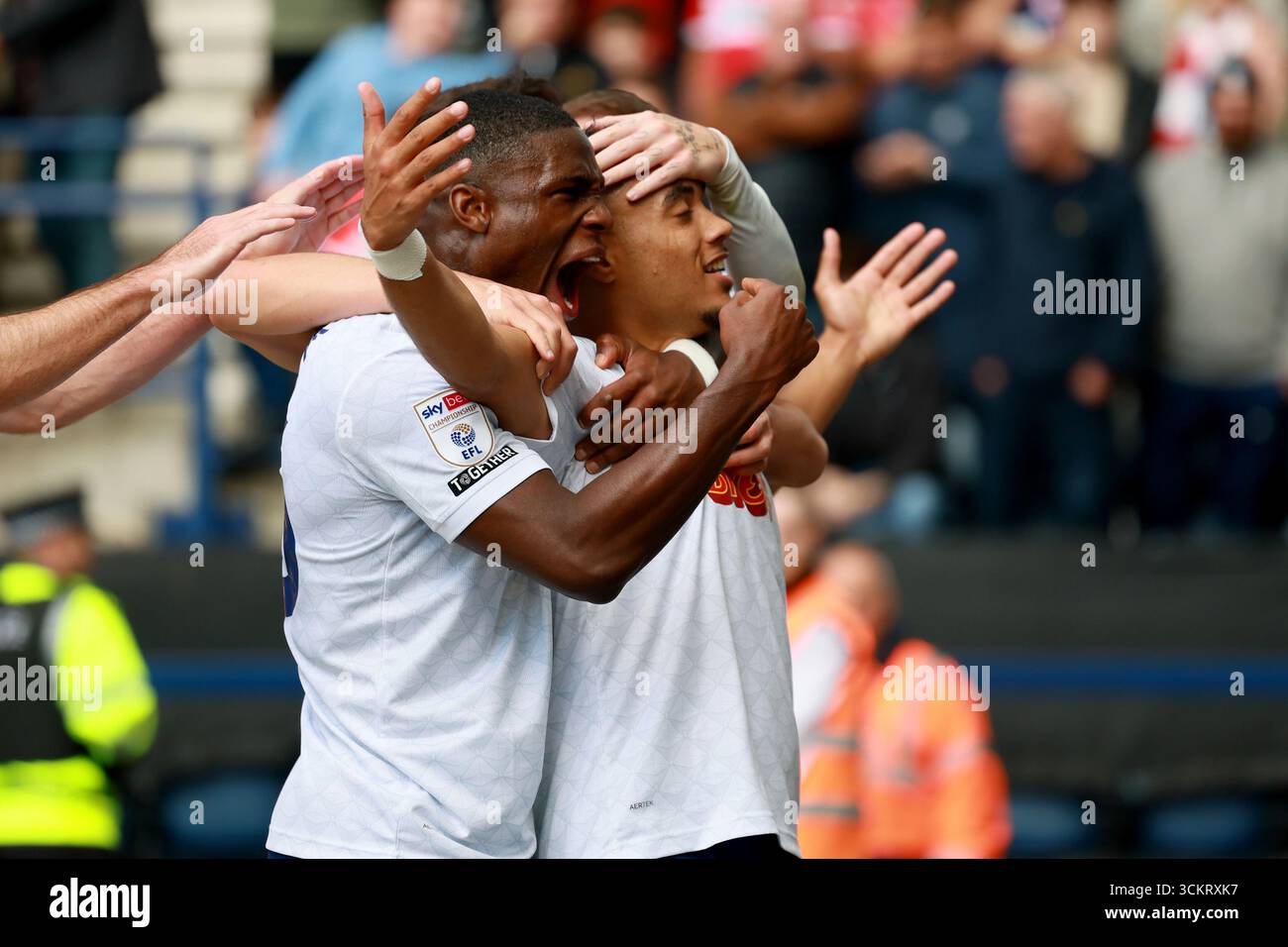 Lewis Dobbin de Preston North End (à droite) célèbre son premier but avec Thierry Small de Preston North End (à gauche) lors du Sky Bet Championship match à Deepdale, Preston. Date de la photo : samedi 13 septembre 2025. Banque D'Images